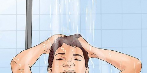 Cortando a parte de trás de um corte de cabelo bob