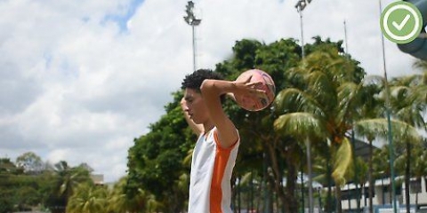 Jogando a bola durante uma partida de futebol