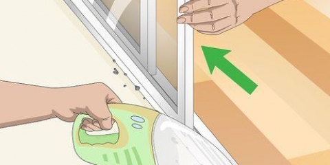 Limpando os trilhos de uma porta de vidro deslizante