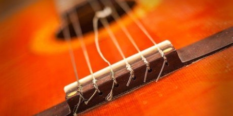 Substituindo as cordas em uma guitarra clássica