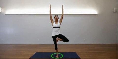 Fazendo a pose da árvore de ioga
