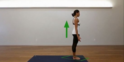 Fazendo a postura do guerreiro do yoga
