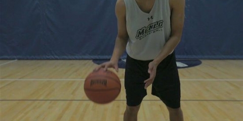 Driblar com uma bola de basquete