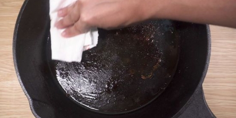 Limpando uma frigideira de ferro fundido queimado
