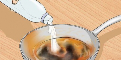Limpando uma panela endurecida