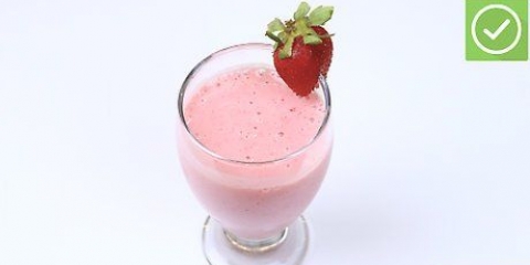Fazendo um milk-shake de morango