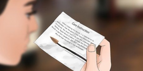 Limpando uma escova de unha acrílica