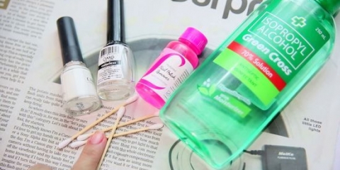 Faça uma impressão de um jornal em suas unhas