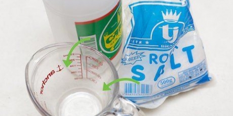 Desentupir um ralo com sal e vinagre