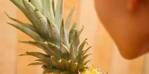 Descasque um abacaxi