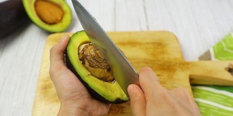 Fazendo uma máscara de abacate para o seu cabelo