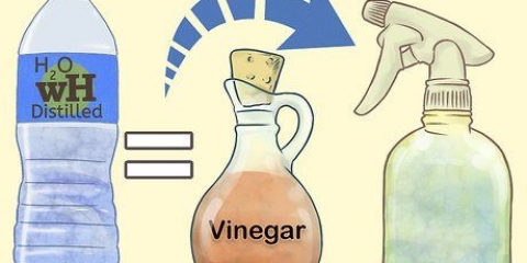 Fazendo uma mistura de vinagre para limpar com