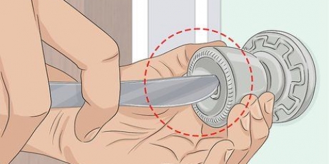 Como abrir uma porta de banheiro trancada