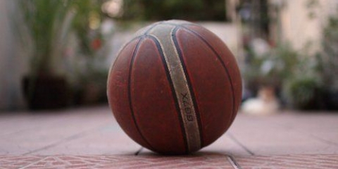 Gire uma bola de basquete em seu dedo