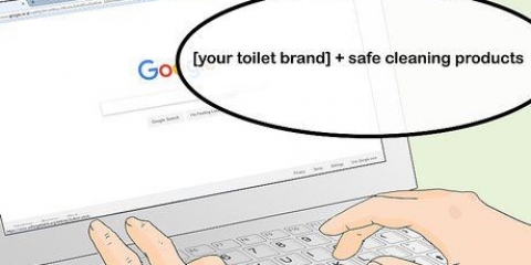 Limpando um vaso sanitário manchado