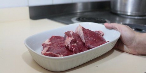 Fritando um bife na panela