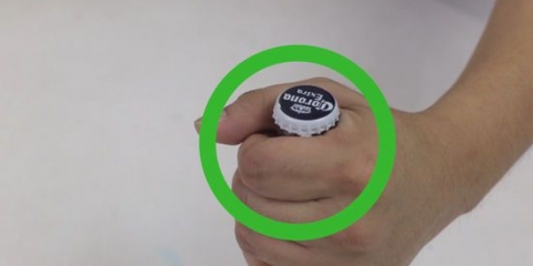 Abrindo uma garrafa de cerveja com um isqueiro