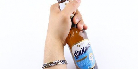 Abrindo uma garrafa de cerveja com uma chave