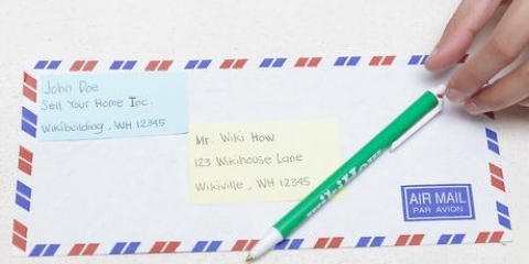 Dobre uma carta e coloque-a em um envelope