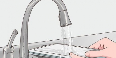 Limpando uma jarra de filtro de água brita