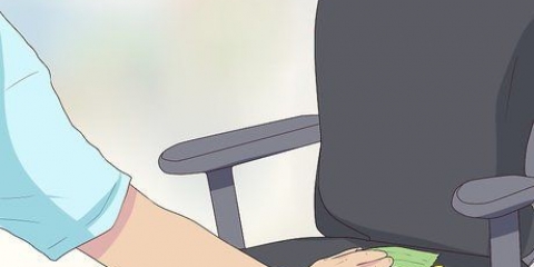 Limpando uma cadeira de escritório