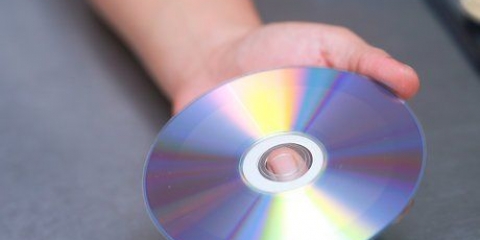 Reparando um cd com pasta de dente