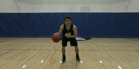 Fazendo um crossover ao jogar basquete