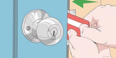 Abrindo uma porta com um cartão de crédito