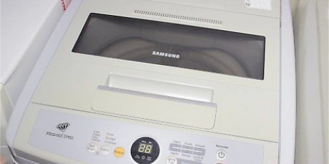 Costurando um decalque em um uniforme