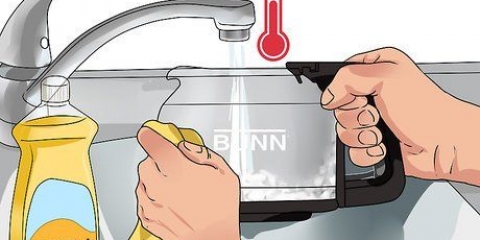Limpando uma máquina de café com filtro