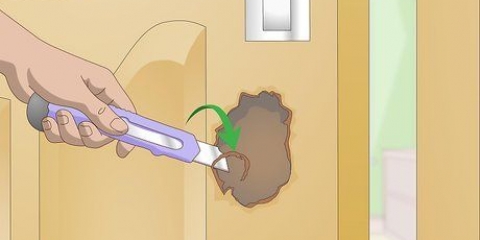 Consertando um furo em uma porta oca