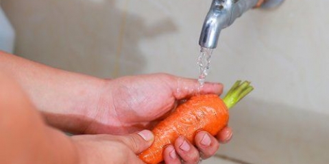 Preparando um assado em uma panela de barro