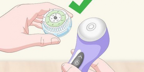 Usando uma escova facial