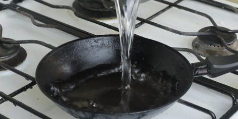 Limpando uma panela de ferro fundido