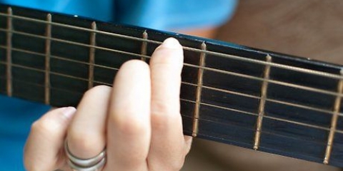 Afinando uma guitarra