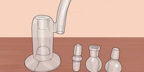 Limpando um bong de vidro