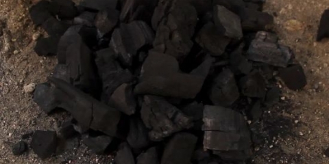 Fazendo um bom fogo de carvão ardente