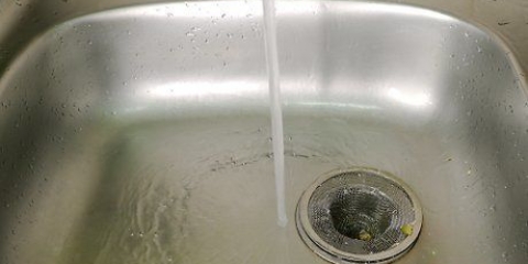Limpando uma pia com bicarbonato de sódio