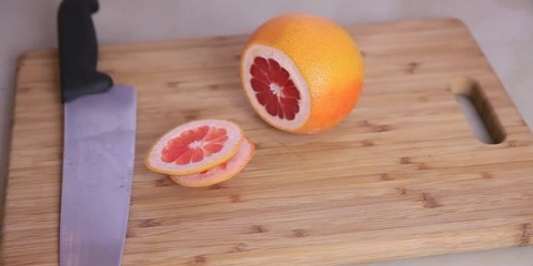 Cortando uma toranja