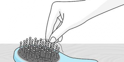 Limpando uma escova de cabelo