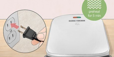 Preparando um hambúrguer em uma grelha foreman
