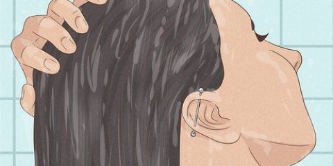 Limpando um piercing industrial