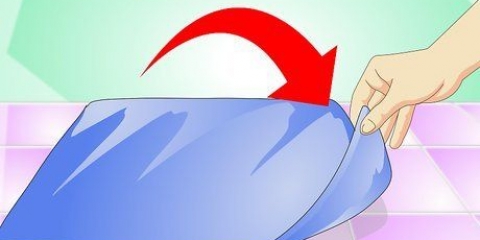 Dando a um gato um remédio líquido