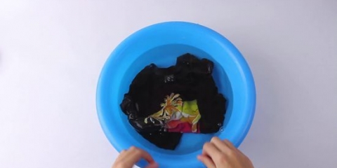 Esticando uma camiseta de algodão
