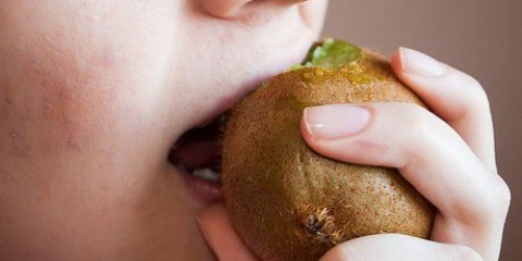 Comer um kiwi