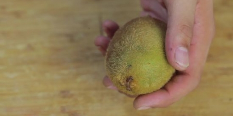 Descasque um kiwi