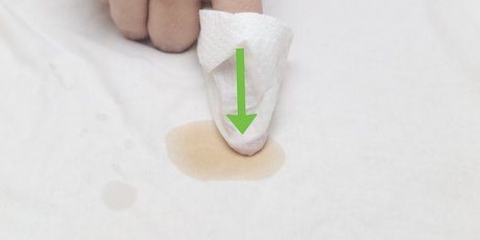 Como remover uma mancha de café de uma camisa de algodão