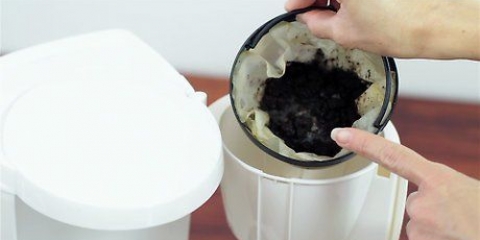 Limpando uma cafeteira com vinagre