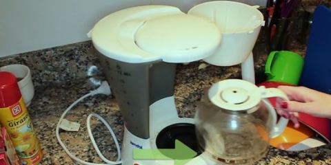 Limpando uma cafeteira