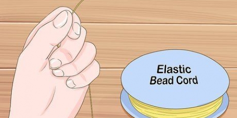 Fazendo uma pulseira de miçangas